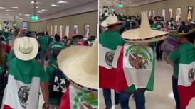 VIDEO| Mexicanos llevan protesta del INE a Qatar y se hacen virales