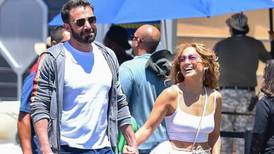 JLo pasea con su suegra, la mamá de Ben Affleck, en Los Ángeles