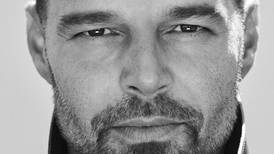 Se burlan de Ricky Martin en redes sociales por su "arreglitos" en su rostro