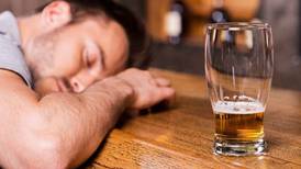 ¿Tienes sueños intensos cuando tomas alcohol? Esto dice la ciencia