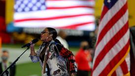 H.E.R. dio el comienzo al Super Bowl LV interpretando “America the Beautiful”