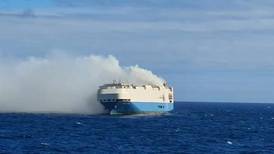 Barco se incendia y es abandonado en el mar: transportaba Porsches, Lamborghinis y Audis