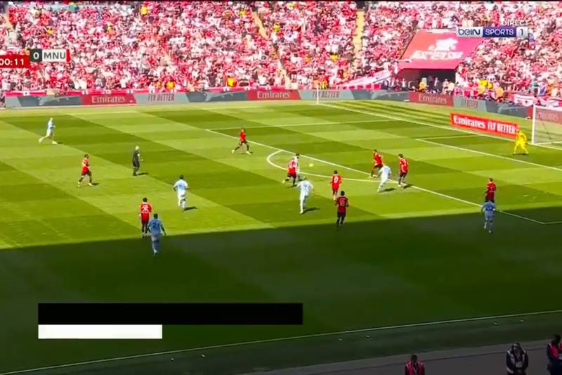 İlkay Gündoğan remata al arco de David De Gea en la final de la FA Cup entre Manchester City y Manchester United.
