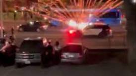 VIDEO | Personas echan a la policía de carreras callejeras usando fuegos artificiales en Estados Unidos