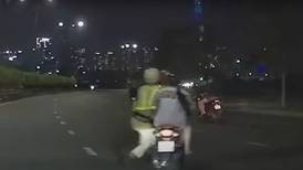 [VIDEO] Valiente persecución: Policía salta y se agarra a motociclista que intentó escapar de una multa de tránsito