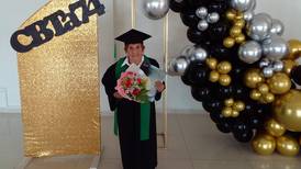 Fotos | Abuelita se graduó del bachillerato a los 84 años