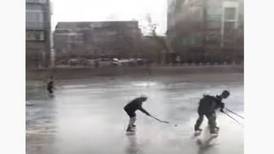 ¡Mueran de amor! Abuelito chino hace pista de hielo para jugar con su nieto