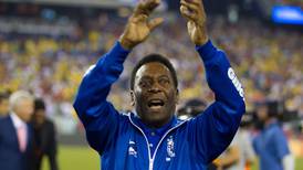 VIDEO | El terrorífico corpóreo de Pelé que dio puntapié inicial en partido del fútbol brasileño