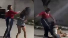 VIDEO | Presunta madre golpea a su hija para “enseñarle” a defenderse del bullying