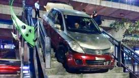Insólito: Taxista intentó cruzar con su vehículo un puente peatonal