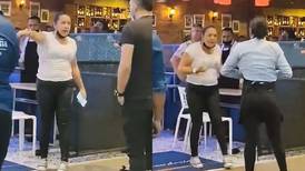 VIDEO: Dueña de restaurante lanza billetes a la cara del empleado y causa indignación