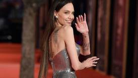 Angelina Jolie deslumbra en vestido Versace durante el estreno de "Eternals" en Roma
