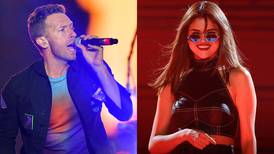 Selena Gomez canta balada romántica con Chris Martin