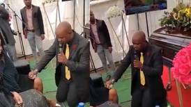 VIDEO| Propuesta de matrimonio en pleno funeral, joven se hace viral