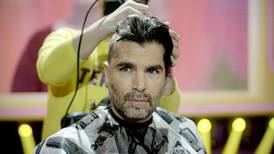 Eduardo Verástegui se rapa para donar su cabello a los niños con cáncer