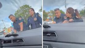 Captan a jóvenes arrastrando a policías con su auto y se viralizan| VIDEO