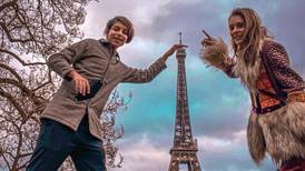 Grettell Valdez viaja a París, Francia, con su hijo Santino después de su cirugía