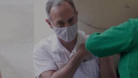 VIDEO: Lopéz Gatell baila al ser vacunado contra COVID-19 en CDMX