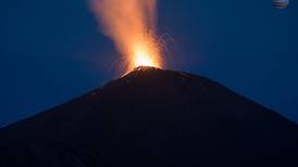 [VIDEO] El volcán Pacaya en Guatemala entró en erupción dejando una cortina de humo y lava que llegó hasta el cielo