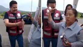 VIDEO| Le regalan dos huevos a diputado por no cumplir sus promesas y se viraliza