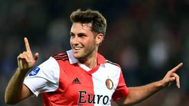 VIDEO | Santiago Giménez sacó a pasear a Edson Álvarez: portero del Ajax evitó el gol del Feyenoord