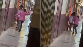 VIDEO | Madre saca a correazos a hija de un antro y se hace viral