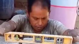 VIDEO | Hombre sin brazos que trabaja de albañil se hace viral