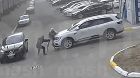 VIDEO: "Supermujer" detiene un auto en movimiento y se vuelve viral