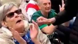 VIDEO | La increíble reacción de una fan en silla de ruedas al recibir una chamarra de Santiago Giménez