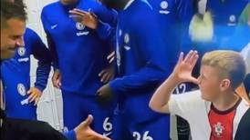 VIDEO | Niño se burla de jugador del Chelsea previo al duelo ante el Southampton