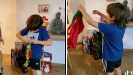 Niño recibe playera de CR7 en envoltura de galletas y se hace viral | VIDEO
