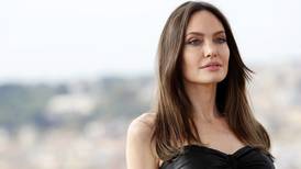 La razón por la que Angelina Jolie eliminó el apellido de su padre Jon Voight en su nombre