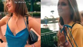 Disney World prohíbe la entrada a joven por usar top inapropiado y le regala playera| VIDEO