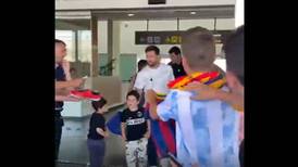 VIDEO | El gran recibimiento de los hinchas del Barcelona a Lionel Messi en el aeropuerto