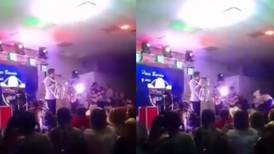 VIDEO: Hombre apuñala a mujer en pleno concierto