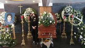 Lloran cientos de personas a Carmen Salinas en su funeral repleto de flores