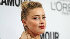 Amber Heard reaparece en muletas y preocupa a sus fanáticos