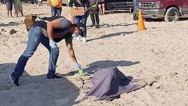 “Hasta les dio recio”: Conductor aplasta a dos jóvenes que estaban enterrados en la arena de una playa