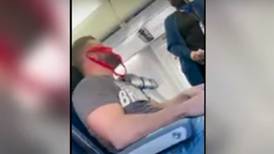 VIDEO: Bajan de un avión a pasajero que usaba un tanga como cubrebocas