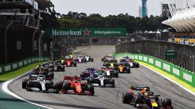 Lewis Hamilton liga victorias, aunque Red Bull se acerca en campeonato de constructores