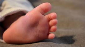 Hallan cadáver de bebé recién nacido y maleta con brazos mutilados en planta de desechos en Nuevo León