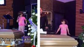 VIDEO: Niña canta en el velorio de su abuelo "lo van a enterrar"