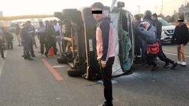 Caos en Autopista México-Puebla: Se reporta balacera y la volcadura de una combi