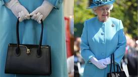 Moda: ¿Quieres saber qué llevaba la Reina Isabel II en su bolsa?