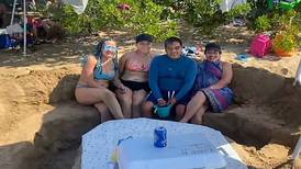 Familia se vuelve viral al crear su propia mesa de arena en la playa | VIDEO