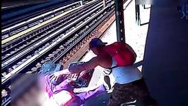 VIDEO | Hombre arrojó a una mujer de 52 años a las vías del metro