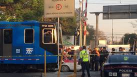 VIDEO: Choque entre un taxi de la CDMX y el Tren Ligero deja una persona fallecida y varios heridos