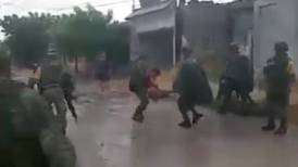 Miembros del Ejército Mexicano rescatan a niño que estaba a punto de electrocutarse en Sinaloa