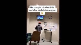 Video: Novio se pone a jugar Xbox en el hospital mientras su pareja estaba en labor de parto