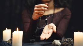 Aprende a hacer un amuleto casero para atraer la buena suerte en noviembre